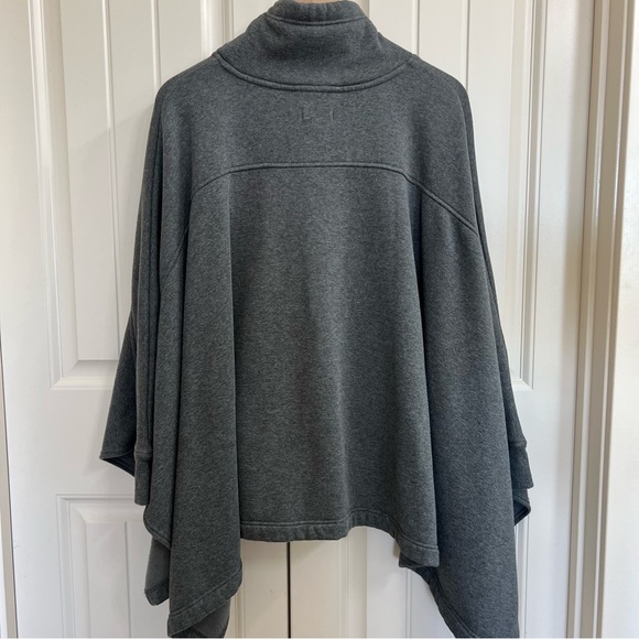 UGG Charlynne Fleece Lined Poncho in Grey, size XS/S - Picture 9 of 9